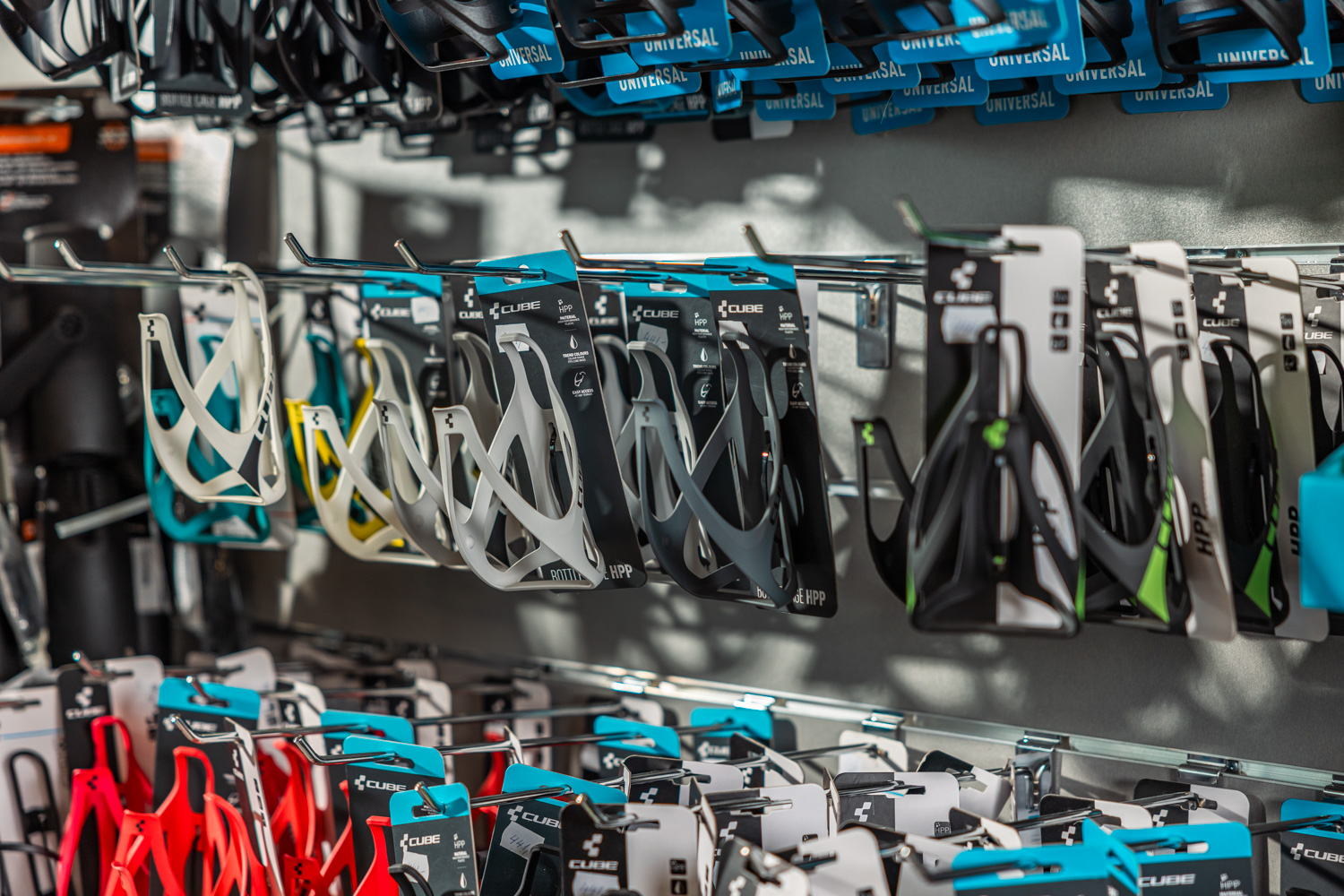 Detailní pohled na vystavené zboží v prodejně CUBE Store v Hradci Králové.